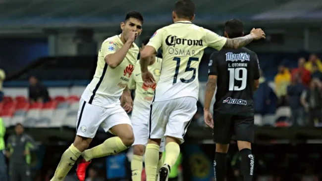 Romero corre para festejar su gol contra Venados