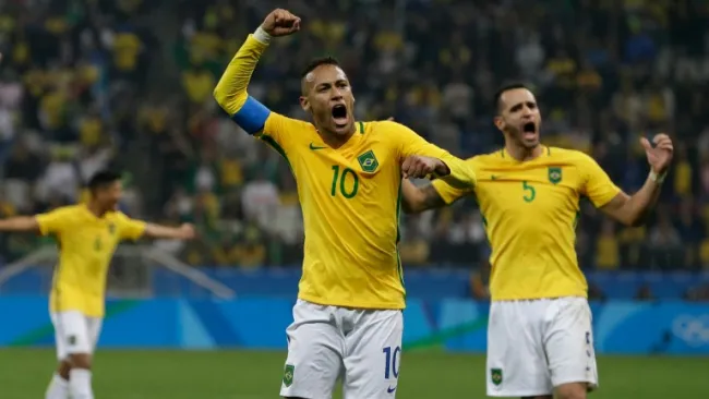 Neymar y Renato Augusto celebran al final del partido de Cuartos de Final