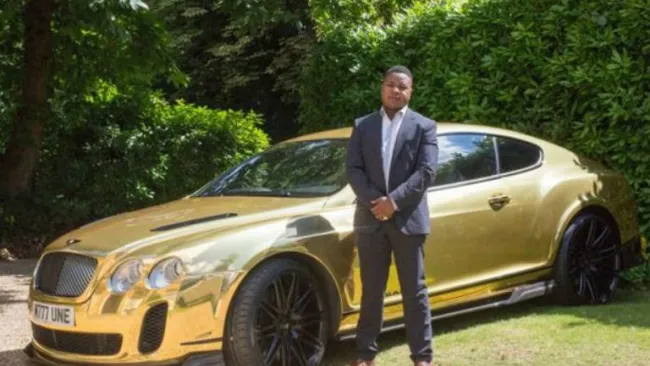 Robert Mfune posa junto a su lujoso Bentley