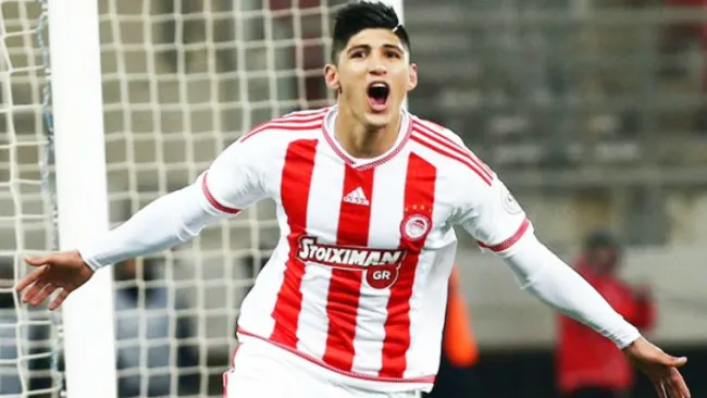 Pulido celebra un gol con el Olympiacos