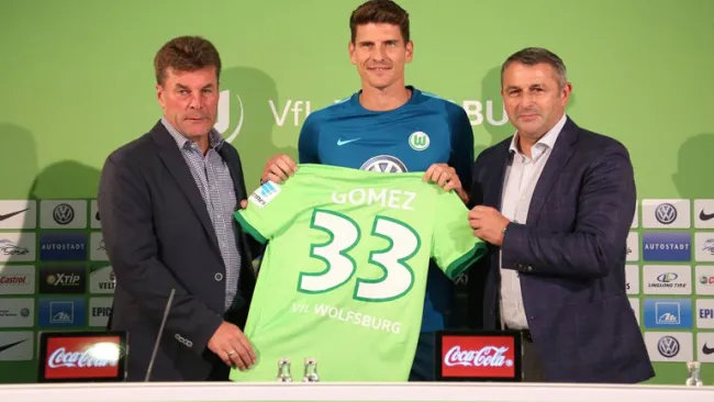 Mario Gómez en su presentación con el Wolfsburgo
