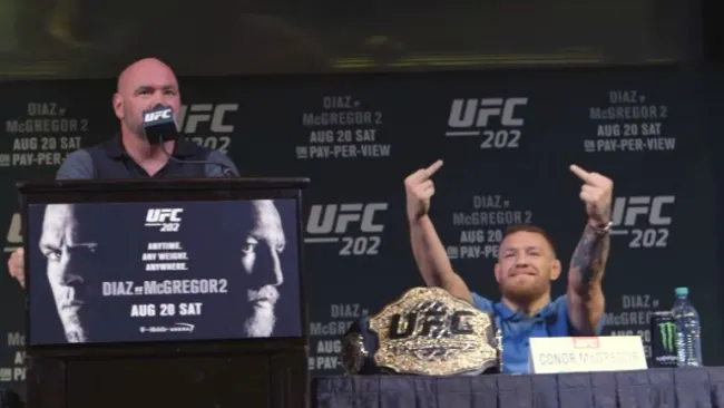 Conor McGregor insulta con un gesto a su contrincante Nate Díaz