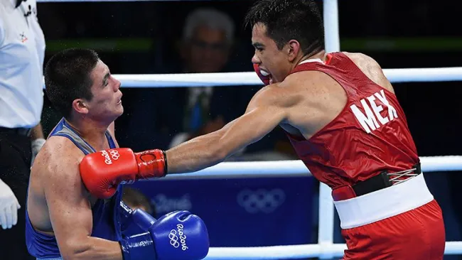 Misael Rodríguez conecta un golpe al uzbeko