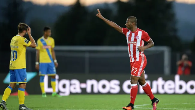 Seba del Olympiacos celebra su gol ante Arouca