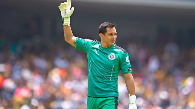 Rodolfo Cota en un partido con Chivas