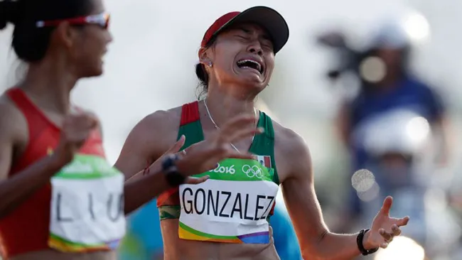 Lupita González gesticula tras cruzar la meta en Río 2016