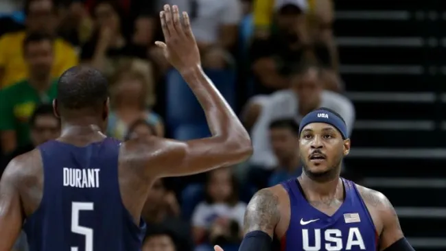 Carmelo Anthony festeja con Kevin Durant el pase a la Final