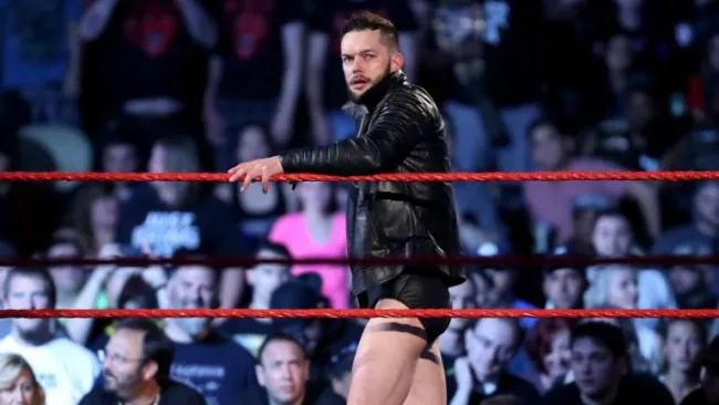 Finn Bálor antes de un combate en Raw