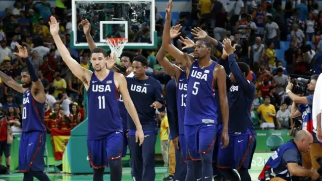 Equipo de Estados Unidos festeja su pase a la Final de basquetbol en Río 2016