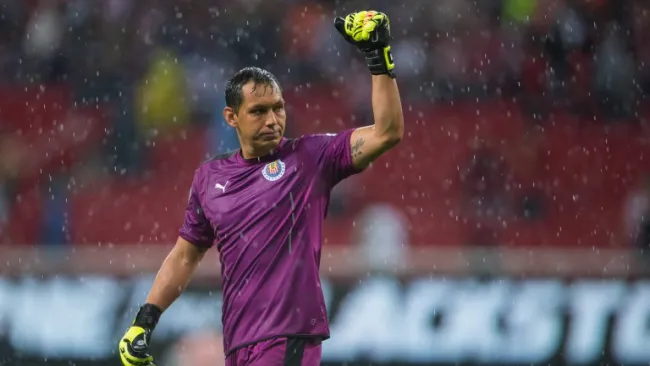 Rodolfo Cota en un partido de Chivas