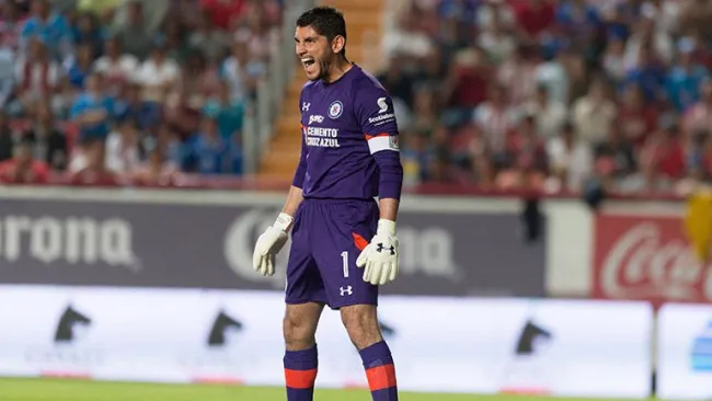 Jesús Corona da indicaciones en juego de Cruz Azul