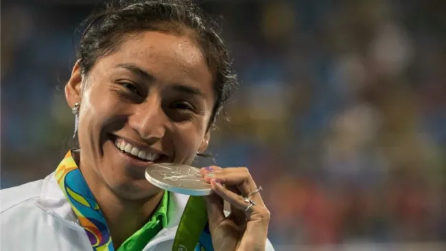 Guadalupe González con su medalla de plata obtenida en Río 2016