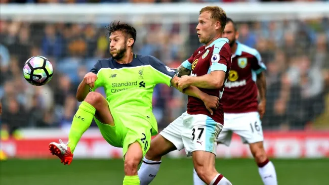 Burnley y Liverpool pelean un balón durante el partido 