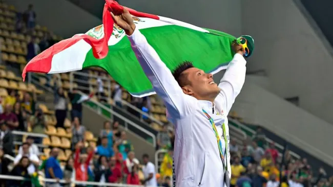 Germán Sánchez celebra con la medalla