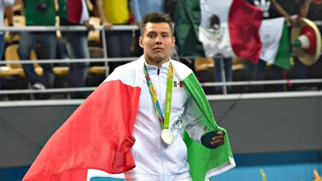 Sánchez se cubre con la bandera de México