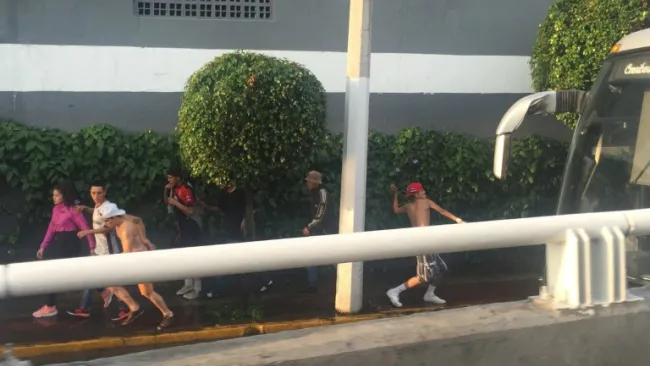 Seguidores del Atlas apedrean camión de aficionados Chivas