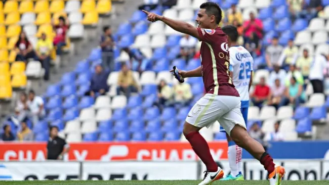El mediocampista Osvaldo Martínez celebra su gol frente a Puebla