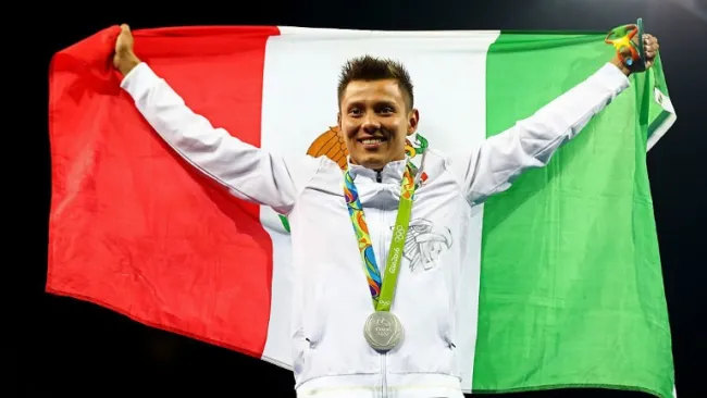 Germán Sánchez con su medalla olímpica y la bandera mexicana en Río 2016
