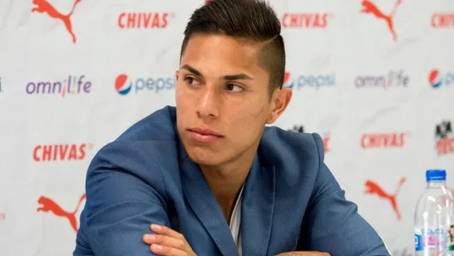Salcedo, durante una conferencia de prensa con Chivas 