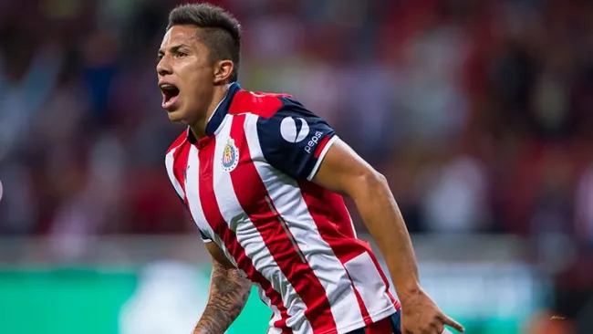 Carlos Salcedo festeja un gol con Chivas