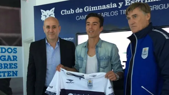 Lucas Lobos en su presentación con Gimnasia LP