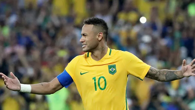 Neymar festeja tras ganar el Oro con Brasil en JO