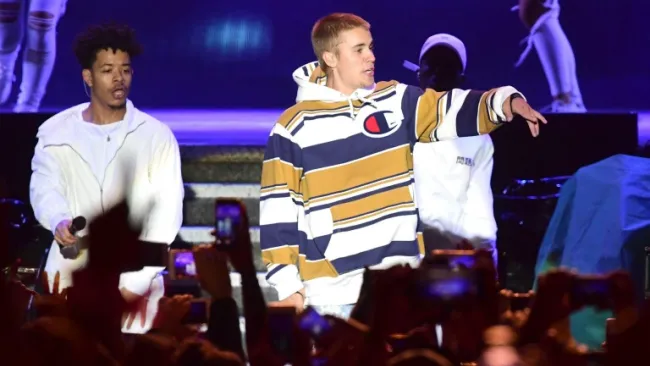 Justin Bieber (centro) durante una presentación en Gran Bretaña