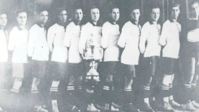 Los jugadores de América posan junto al trofeo de Campeones en 1926