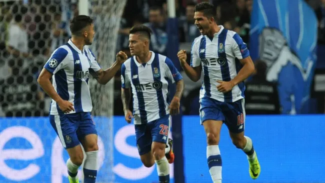 Jugadores del Porto celebran gol del empate contra la Roma en el juego de Ida