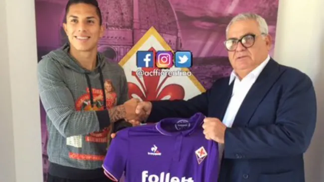 Carlos Salcedo posa junto al director deportivo de la Fiore