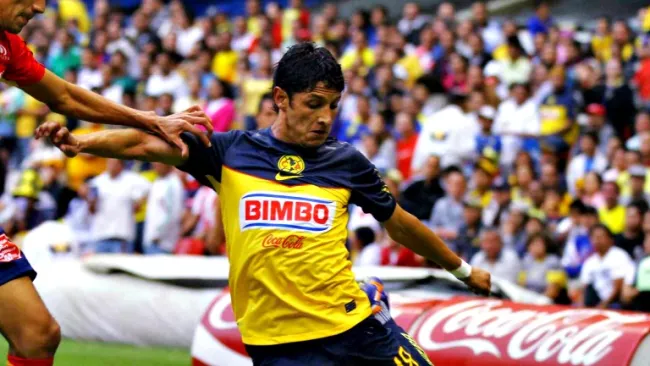 Ángel Reyna durante un partido cuando jugaba con el América