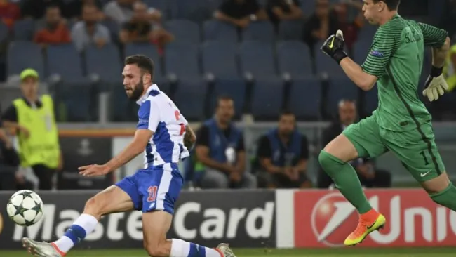 Miguel Layún dispara al arco de Szczesny en el partido contra la Roma