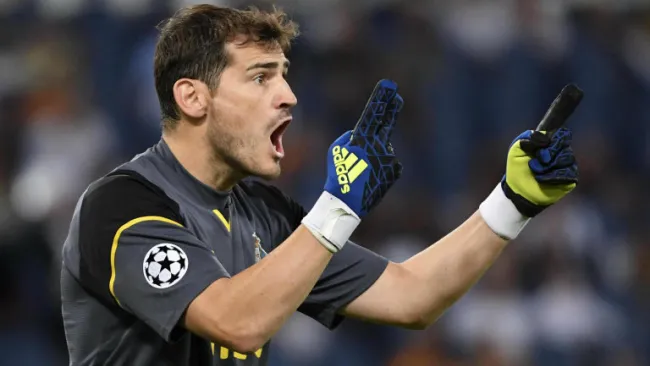 Iker Casillas da indicaciones en juego de Porto contra la Roma