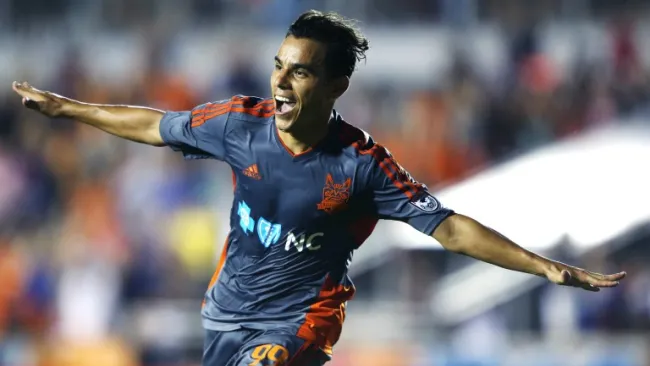 Omar Bravo celebra un gol con el Carolina RailHawks