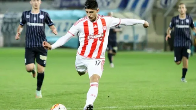 Alan Pulido disputa un partido con el Olympiacos