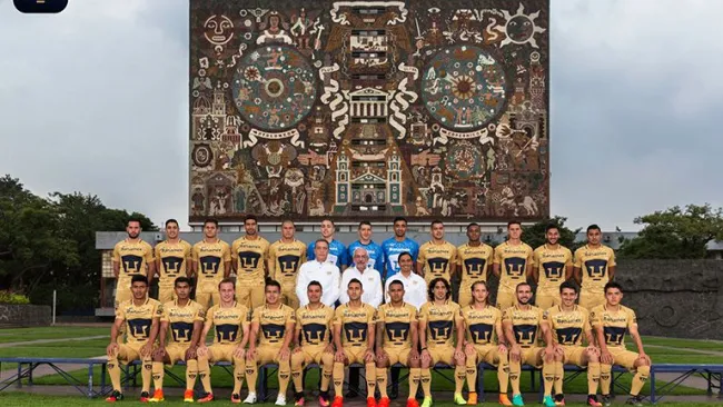 El equipo de Pumas, frente a la Biblioteca Central de la UNAM