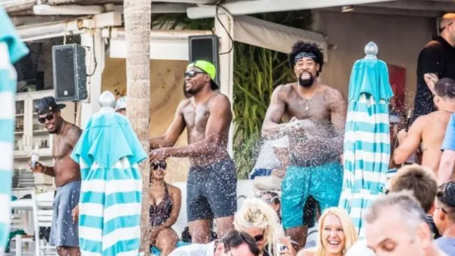 Durant y Jordan celebran en una alberca