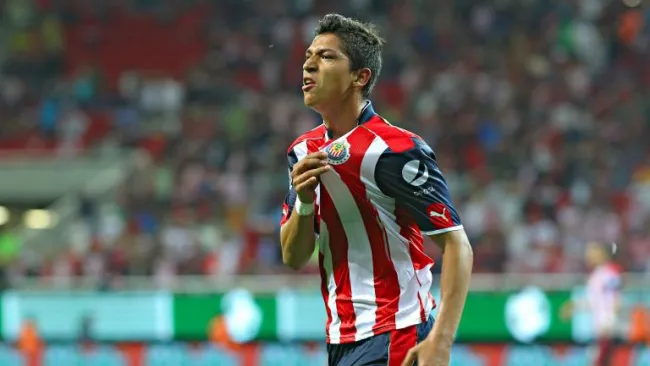 Zaldívar celebra un gol con las Chivas