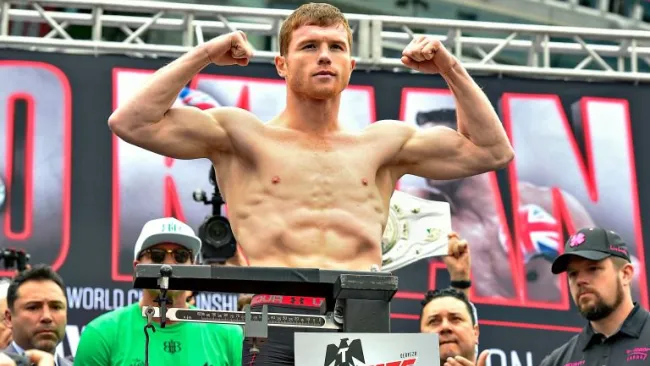 Saúl Álvarez durante una ceremonia de pesaje