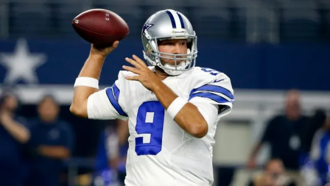Tony Romo a punto de lanzar el ovoide