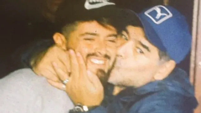 Maradona besa a su hijo frente a los fotógrafos