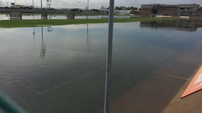 Aspecto de cancha alterna del TSM tras fuertes lluvias