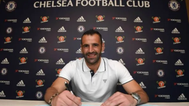 Eduardo Carvalho firmando su contrato con el Chelsea