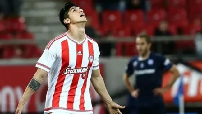 Alan Pulido, durante un partido con el Olympiacos