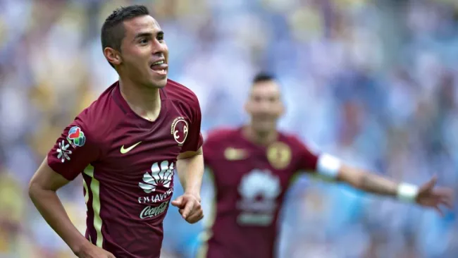 Paul Aguilar festeja un gol con América