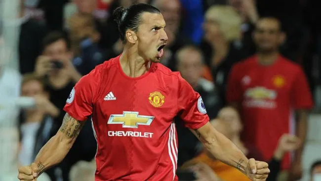 Zlatan Ibrahimovic festeja un gol con el Manchester United