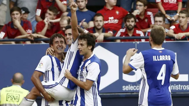 Jugadores de la Real festejan el tanto de Juanmi