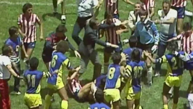 Jugadores de Chivas y América se enfrentan durante un Clásico Nacional