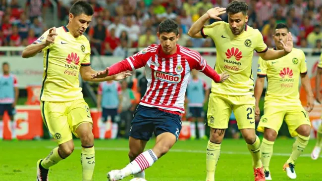 Zaldívar y Goltz pelean un balón durante el Clásico