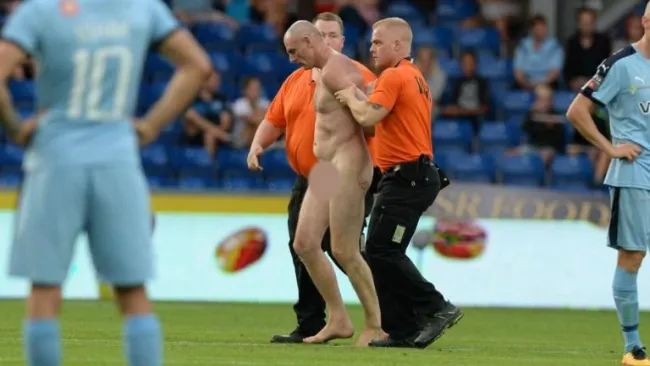 Elstrup es detenido por la seguridad del estadio 